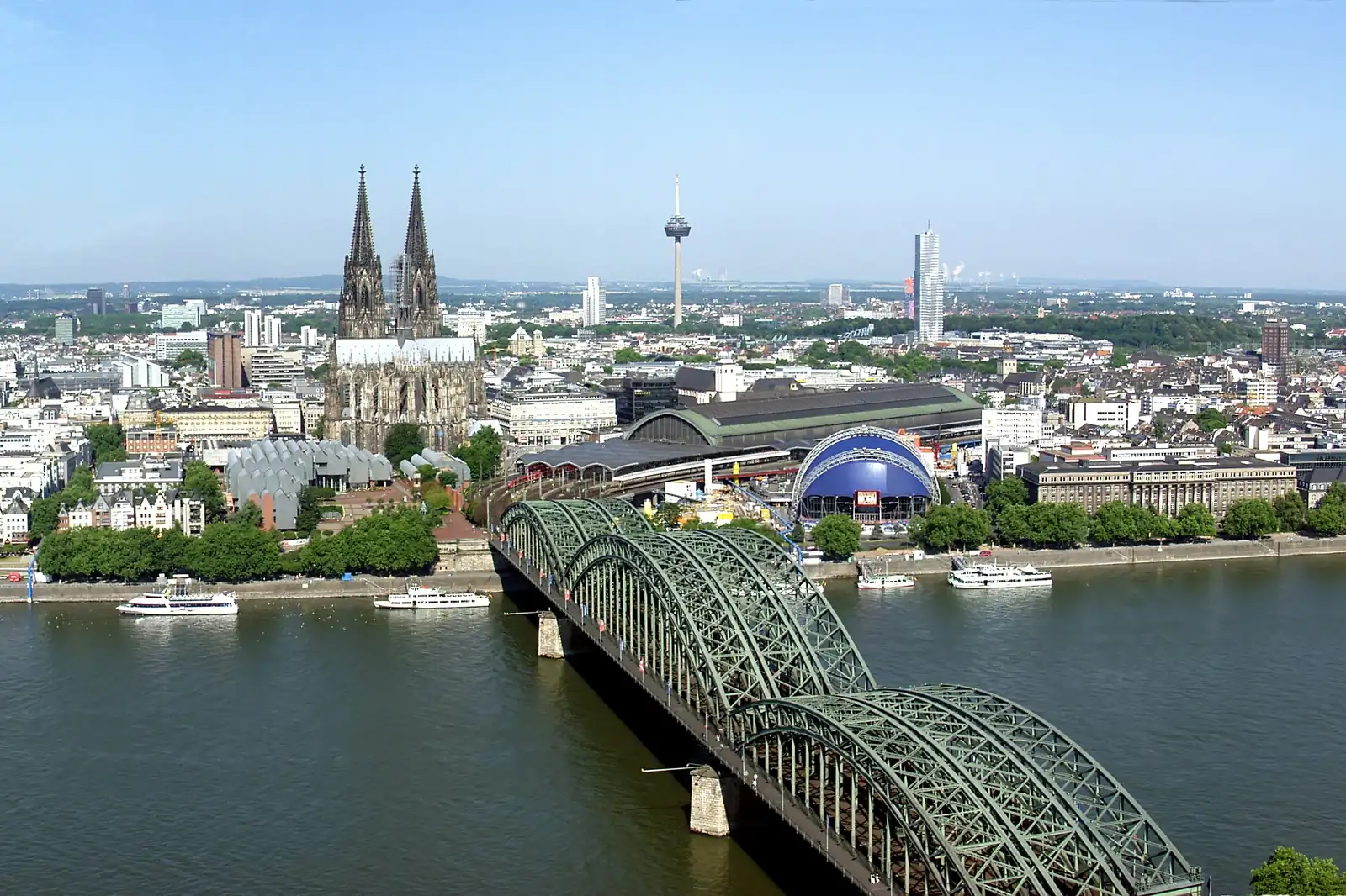 Köln-Panorama mit Dom und Hohenzollernbrücke