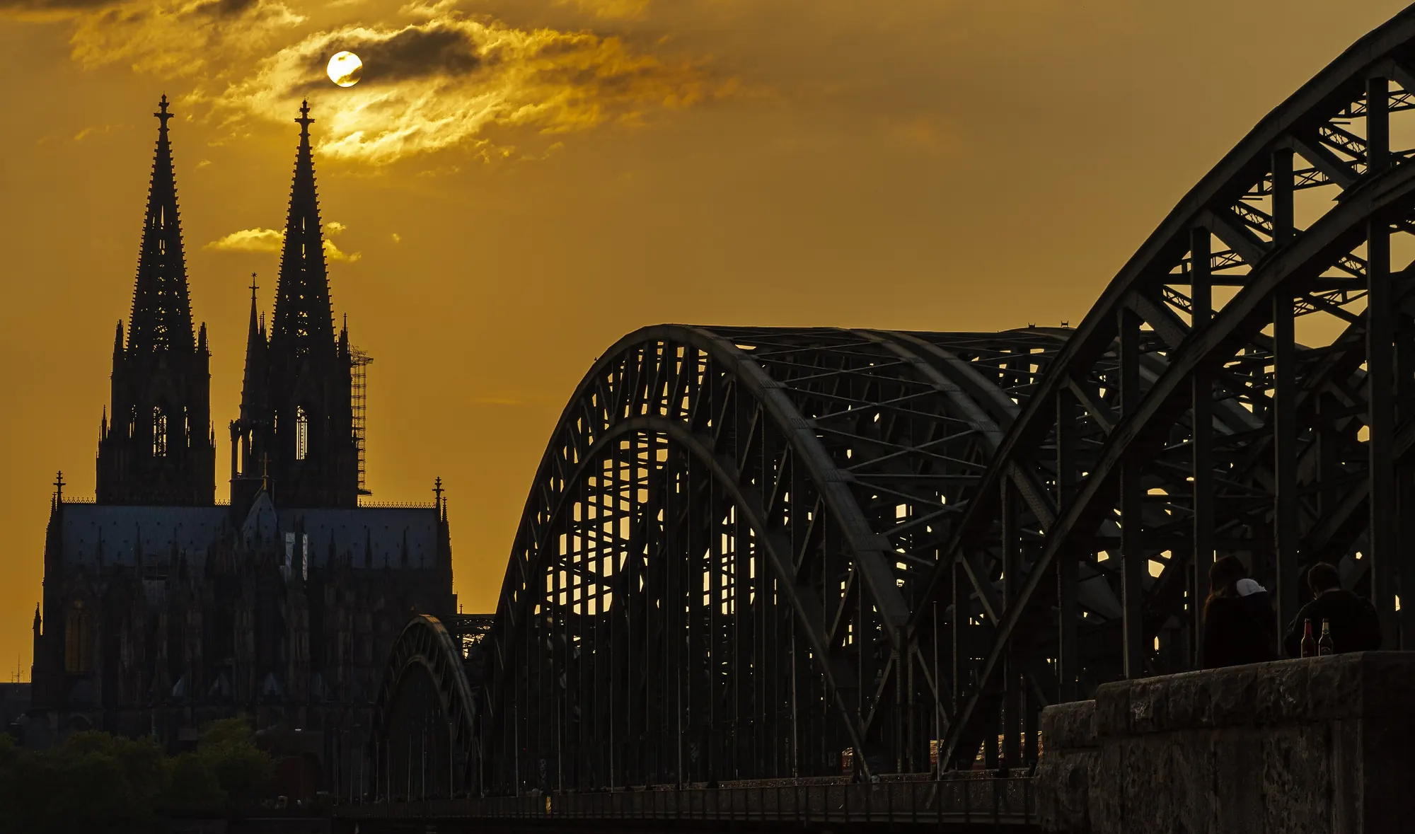 Kölner Dom am Rheinufer – Dom TT Bau in Köln-Ostheim