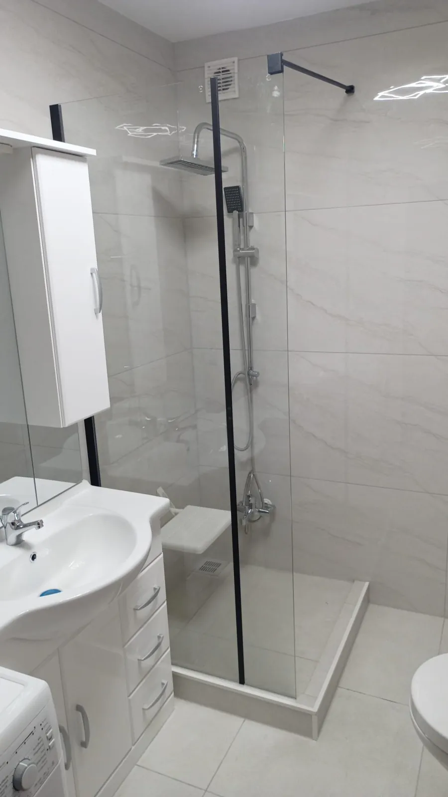 Modernes Badezimmer mit Glasdusche nach der Komplettsanierung.