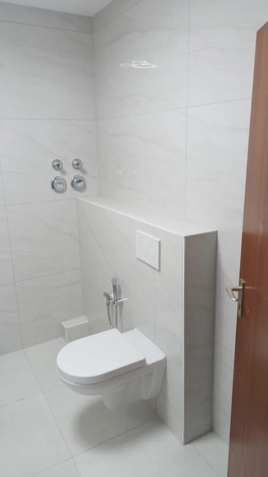 Fertig saniertes Badezimmer in Marmoroptik mit Wand-WC von Dom TT Bau in Köln.