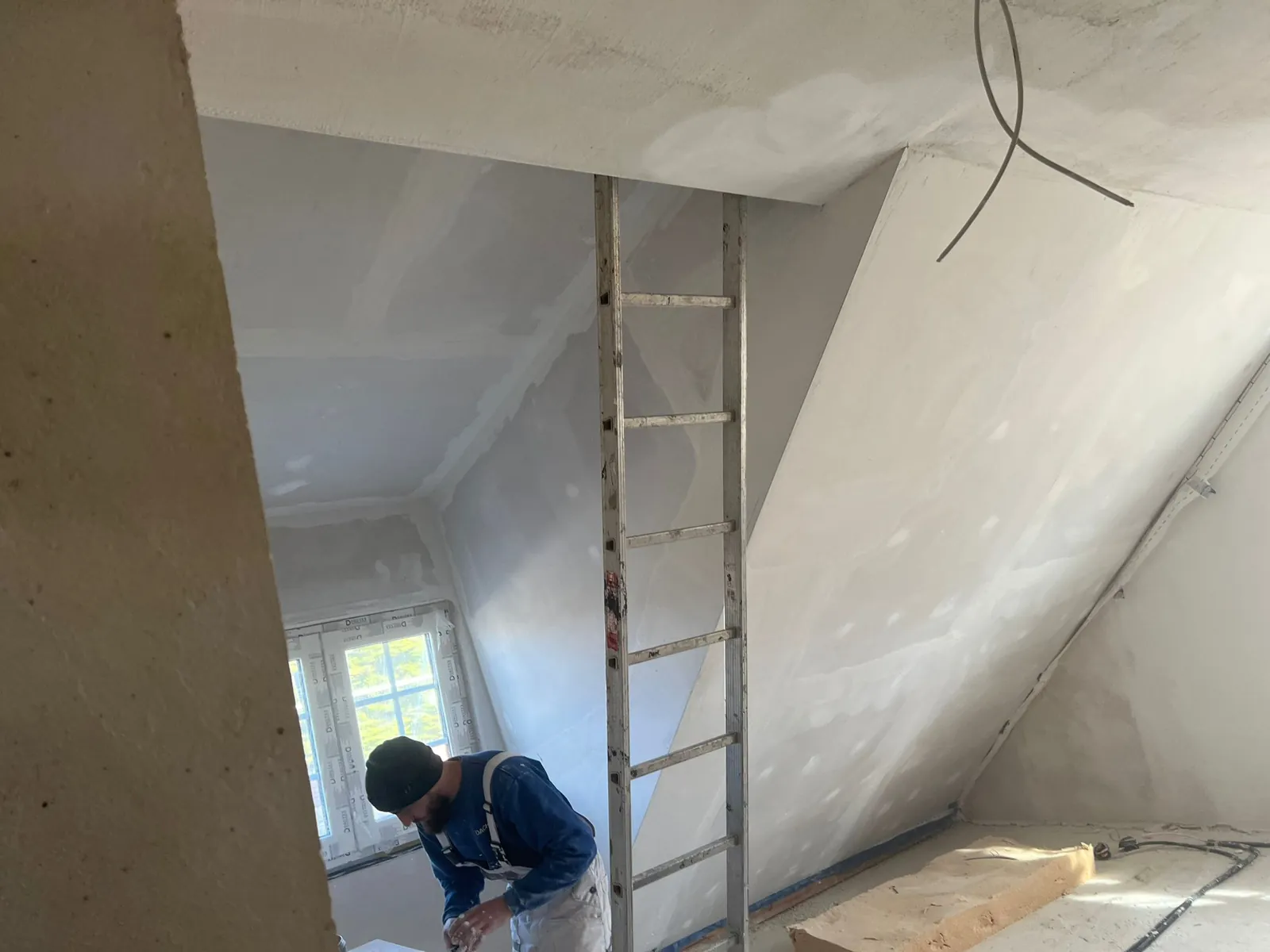 Verputzarbeiten beim Dachgeschossausbau in Köln.