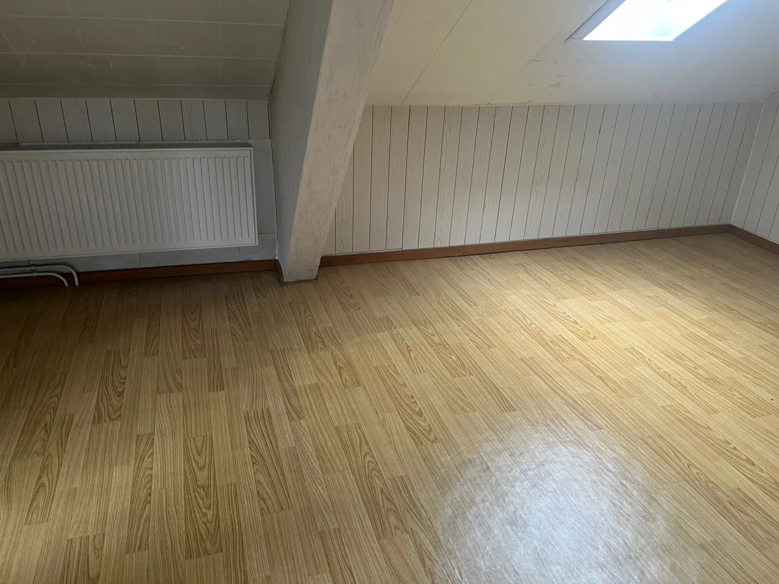 Fertig ausgebautes Dachgeschoss mit Holzboden nach dem Innenausbau.