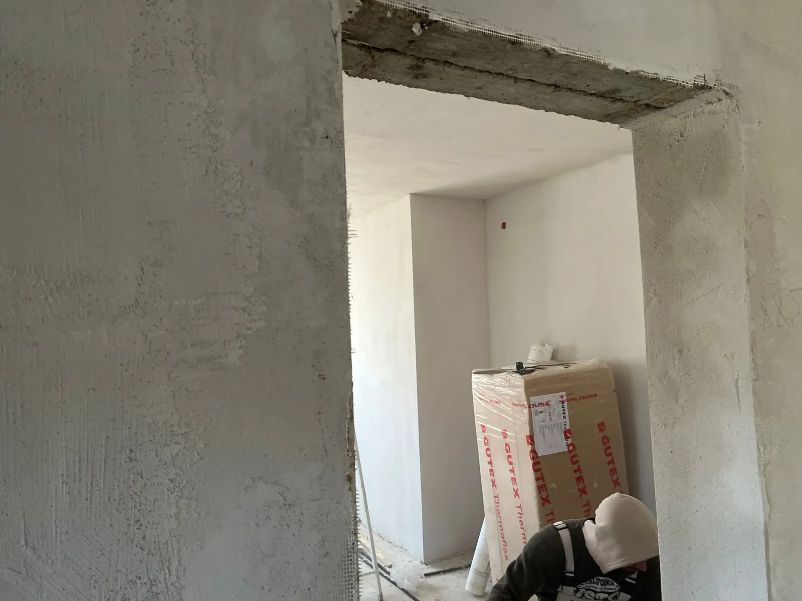 Neuer Wanddurchbruch mit Betonsturz im Rohbau.